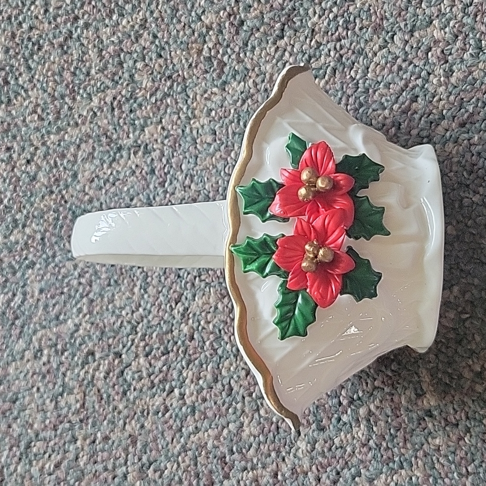 💜4/$20💜 Poinsettia Basket Dish